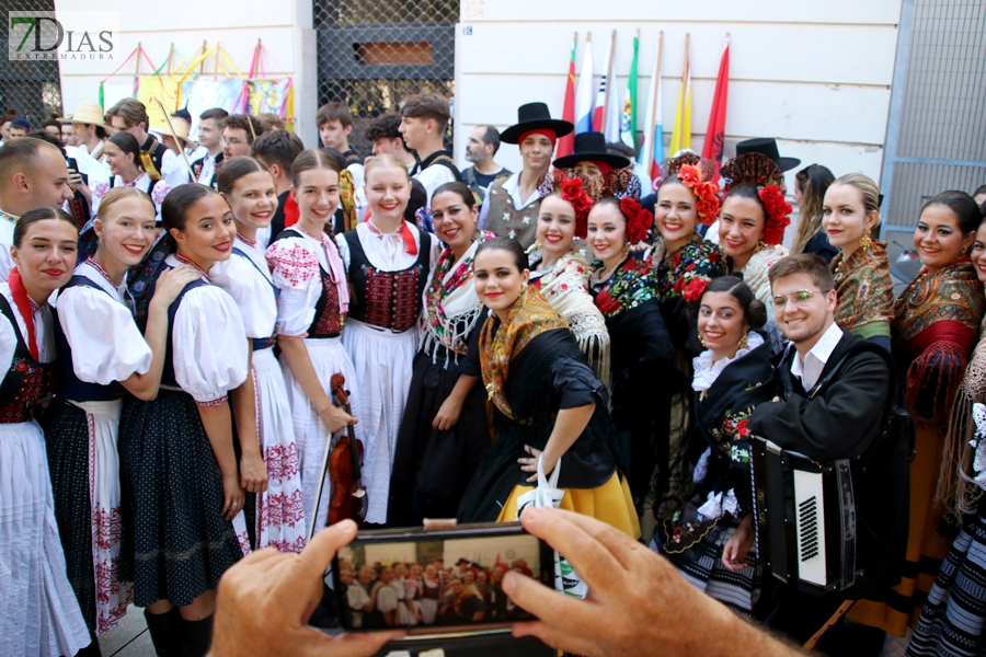 REPOR: El desfile del Festival Folklórico Internacional llena de cultura las calles pacenses