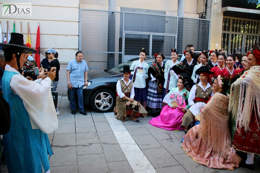 REPOR: El desfile del Festival Folklórico Internacional llena de cultura las calles pacenses