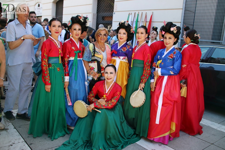 REPOR: El desfile del Festival Folklórico Internacional llena de cultura las calles pacenses