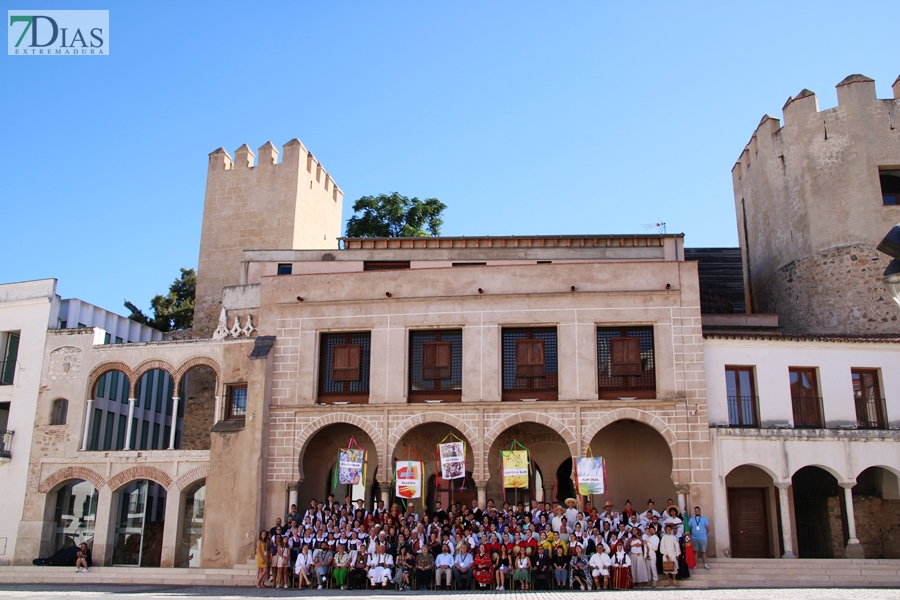 La Plaza de España testigo de la multiculturalidad del folklore