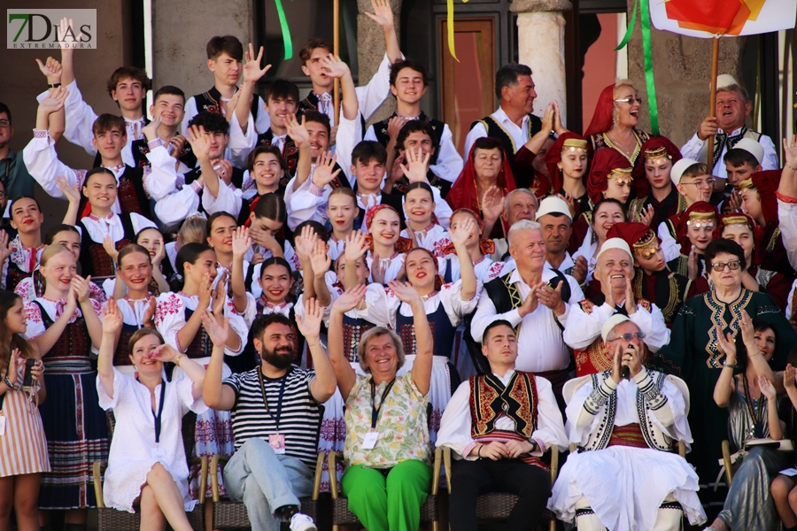 La Plaza de España testigo de la multiculturalidad del folklore