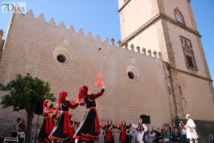 La Plaza de España testigo de la multiculturalidad del folklore