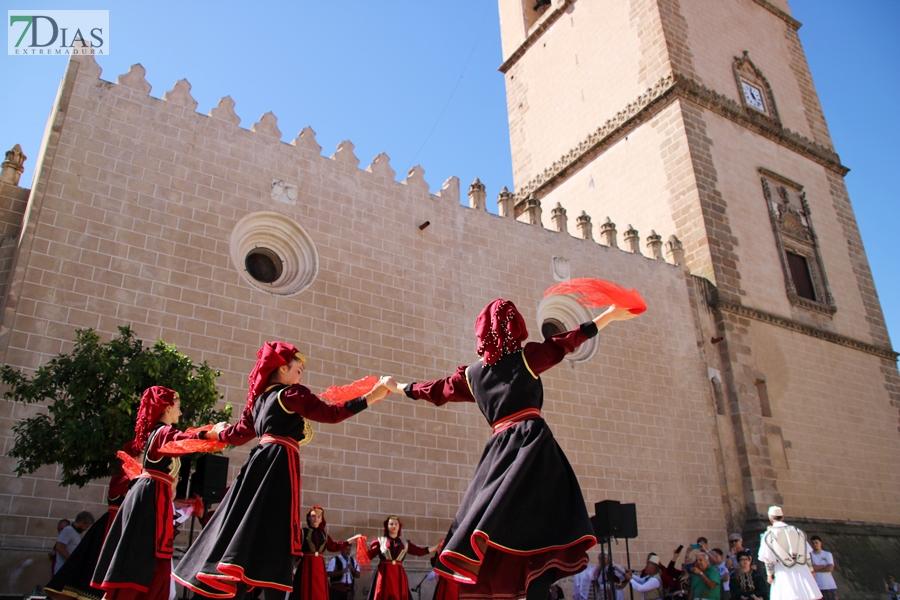 La Plaza de España testigo de la multiculturalidad del folklore