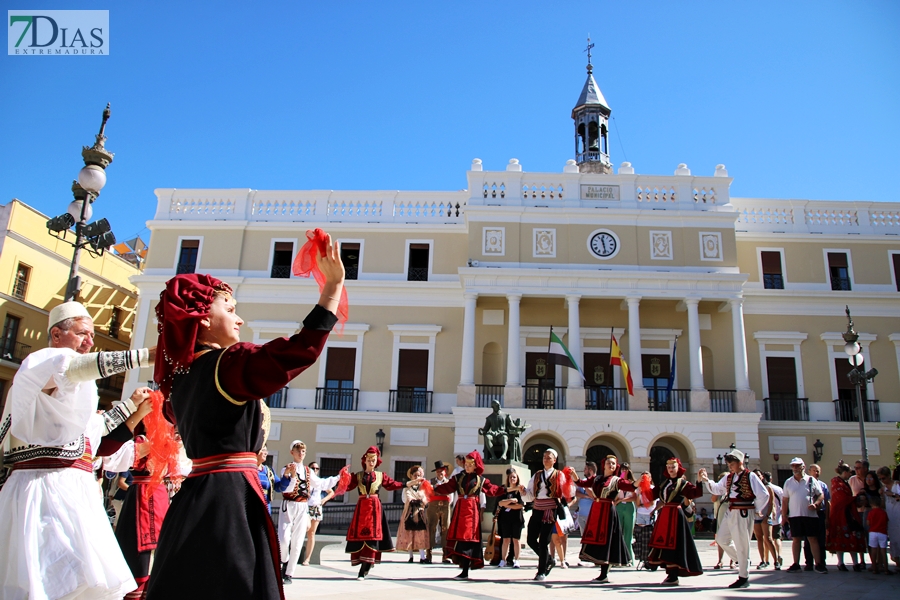 La Plaza de España testigo de la multiculturalidad del folklore