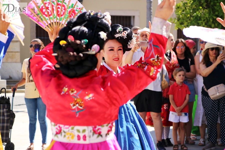 La Plaza de España testigo de la multiculturalidad del folklore