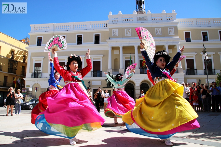 La Plaza de España testigo de la multiculturalidad del folklore