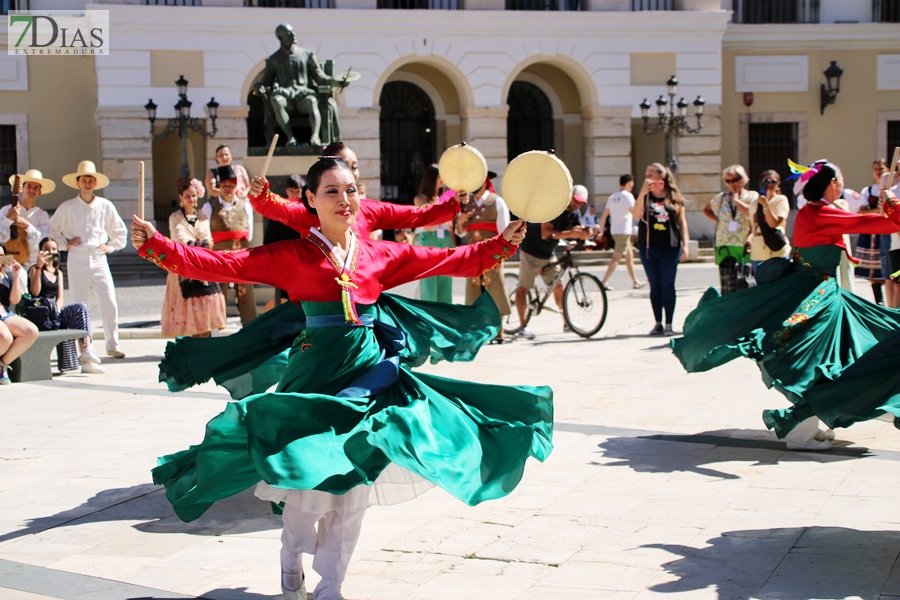 La Plaza de España testigo de la multiculturalidad del folklore