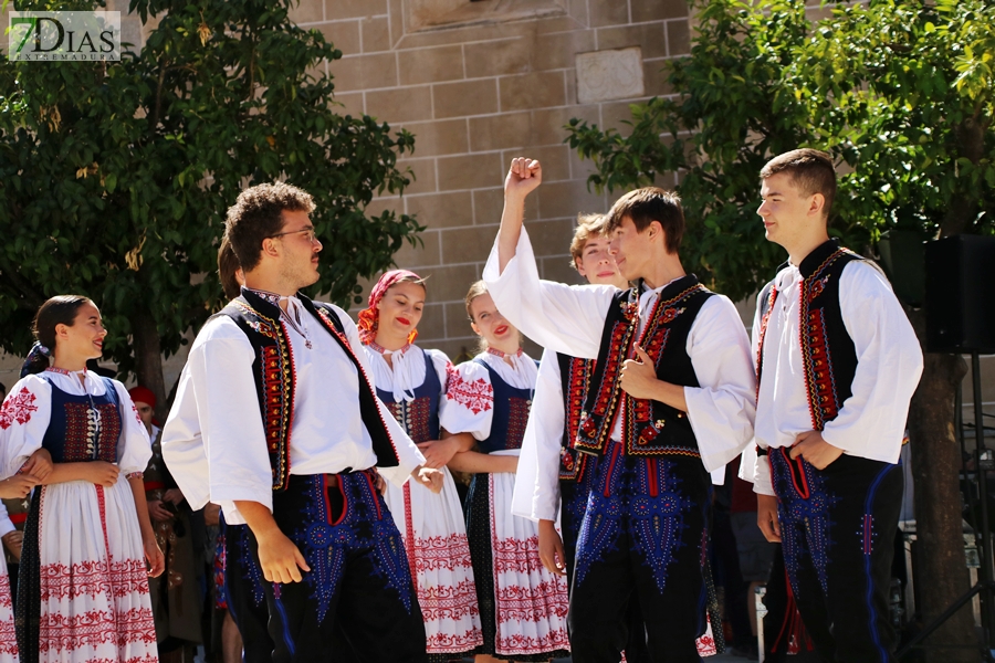 La Plaza de España testigo de la multiculturalidad del folklore