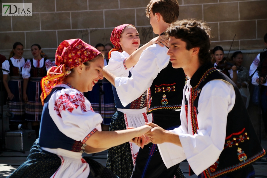 La Plaza de España testigo de la multiculturalidad del folklore