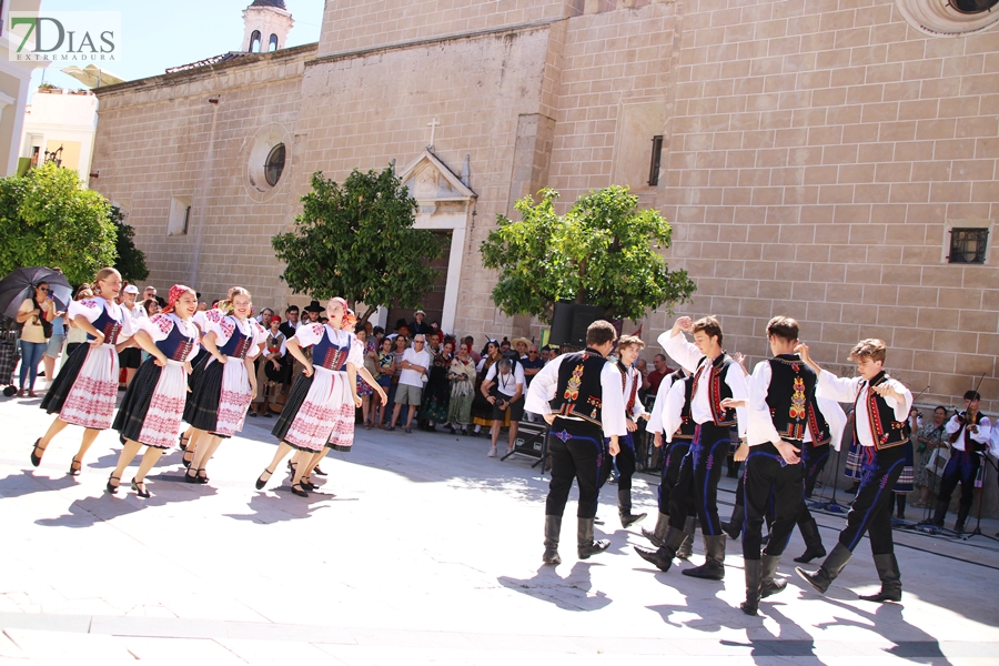 La Plaza de España testigo de la multiculturalidad del folklore