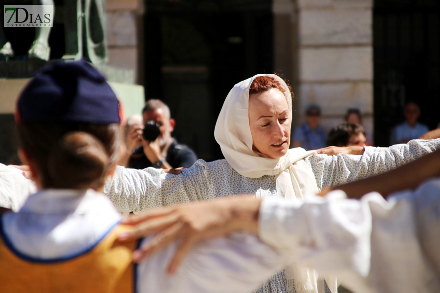 La Plaza de España testigo de la multiculturalidad del folklore