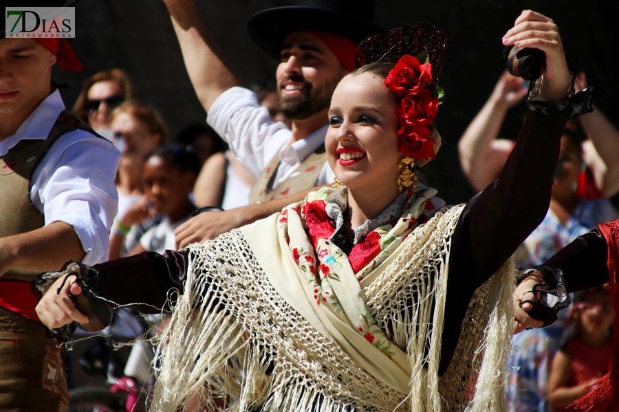 La Plaza de España testigo de la multiculturalidad del folklore