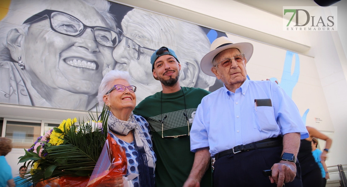 Un beso de amor que permanecerá por siempre en el centro de mayores de Santa Marina