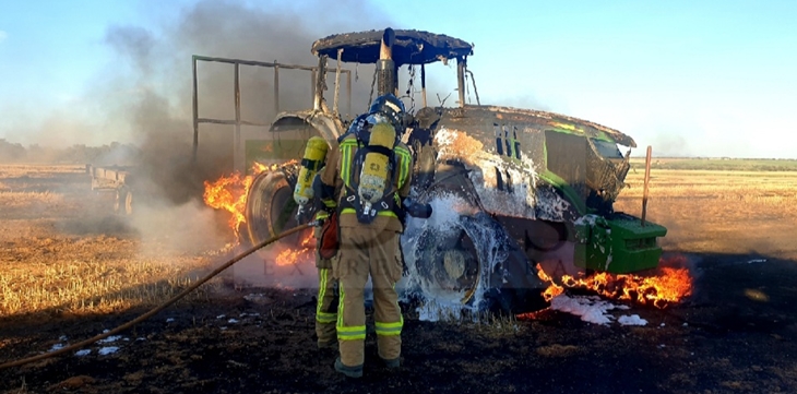 Se incendia un tractor agrícola en una finca de Novelda