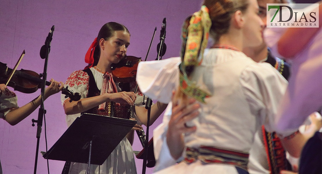 REPOR - Imágenes de la primera sesión del Festival Folklórico en Badajoz