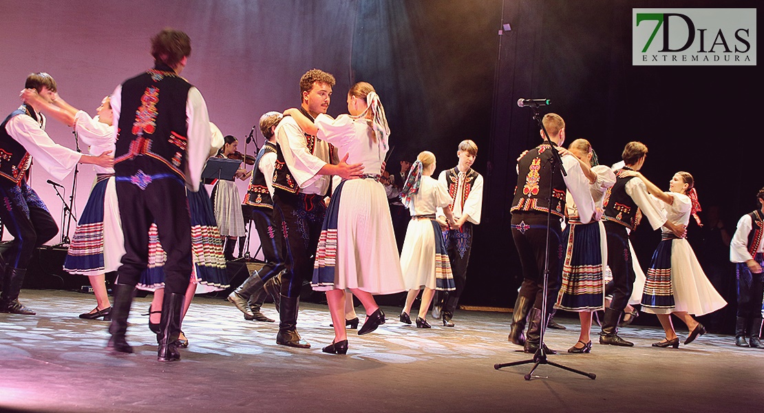 REPOR - Imágenes de la primera sesión del Festival Folklórico en Badajoz