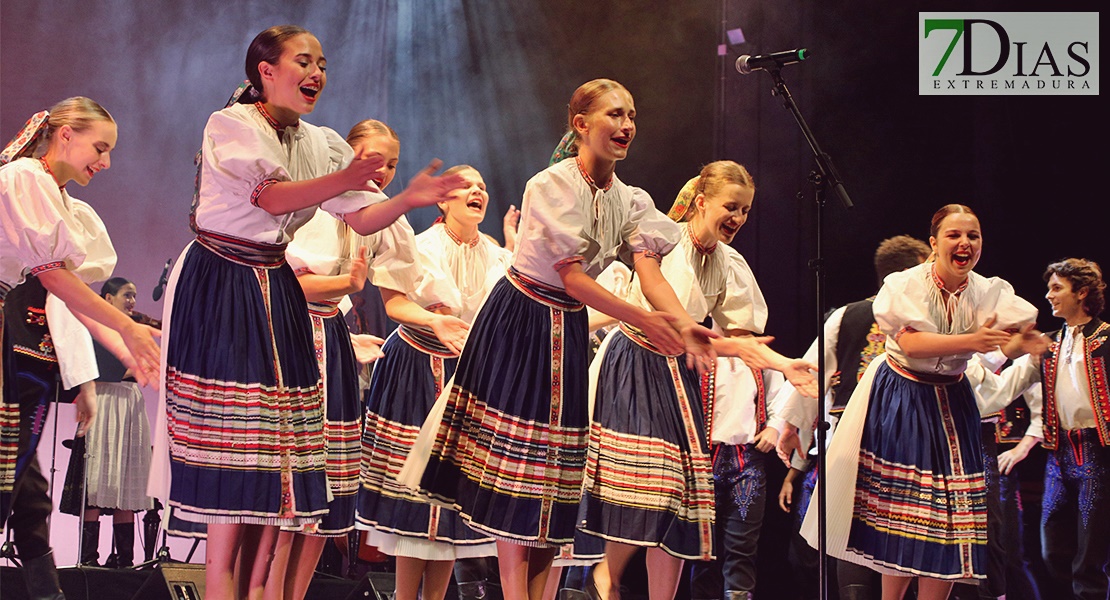 REPOR - Imágenes de la primera sesión del Festival Folklórico en Badajoz