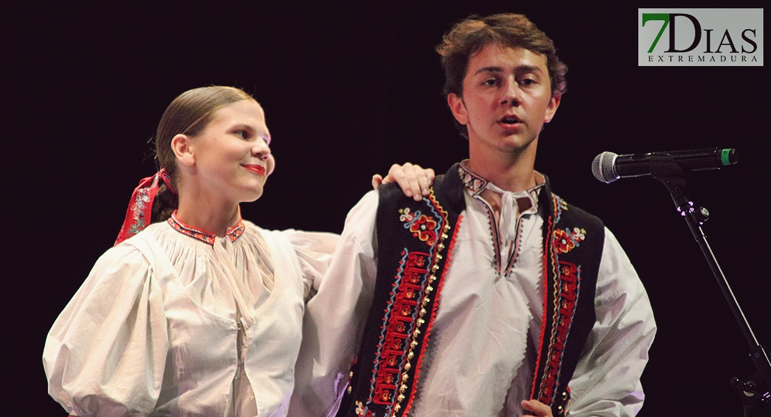 REPOR - Imágenes de la primera sesión del Festival Folklórico en Badajoz