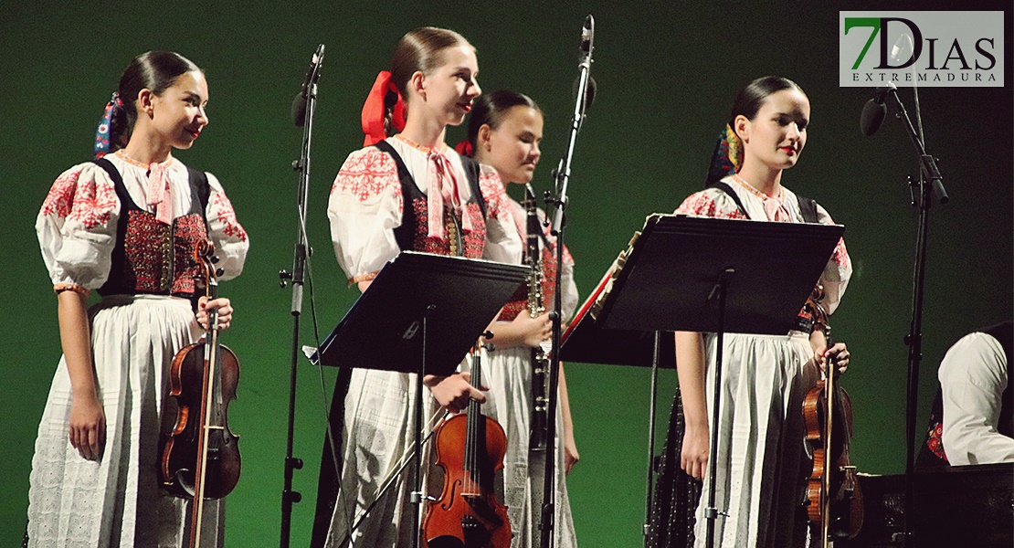 REPOR - Imágenes de la primera sesión del Festival Folklórico en Badajoz