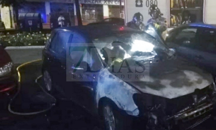 Arde un turismo de madrugada en la avenida Carolina Coronado (BA)