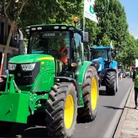 Tractores extremeños y de más puntos de España toman las calles de la capital