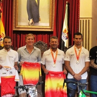 El alcalde recibe a los participantes en el campeonato de España de ciclismo