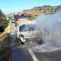 Arde un vehículo mientras circulaba por la carretera EX-112 (BA)