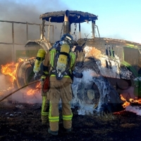 Se incendia un tractor agrícola en una finca de Novelda