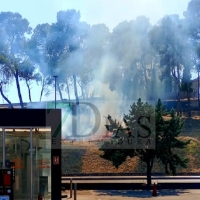 Los bomberos extinguen un incendio en las laderas de la Alcazaba