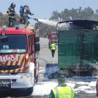 Arde un camión mientras circulaba por la EX-112