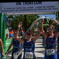 Gran victoria para el Club Natación Cáceres Los Delfines en la Liga de Clubes FEXTRI 2023