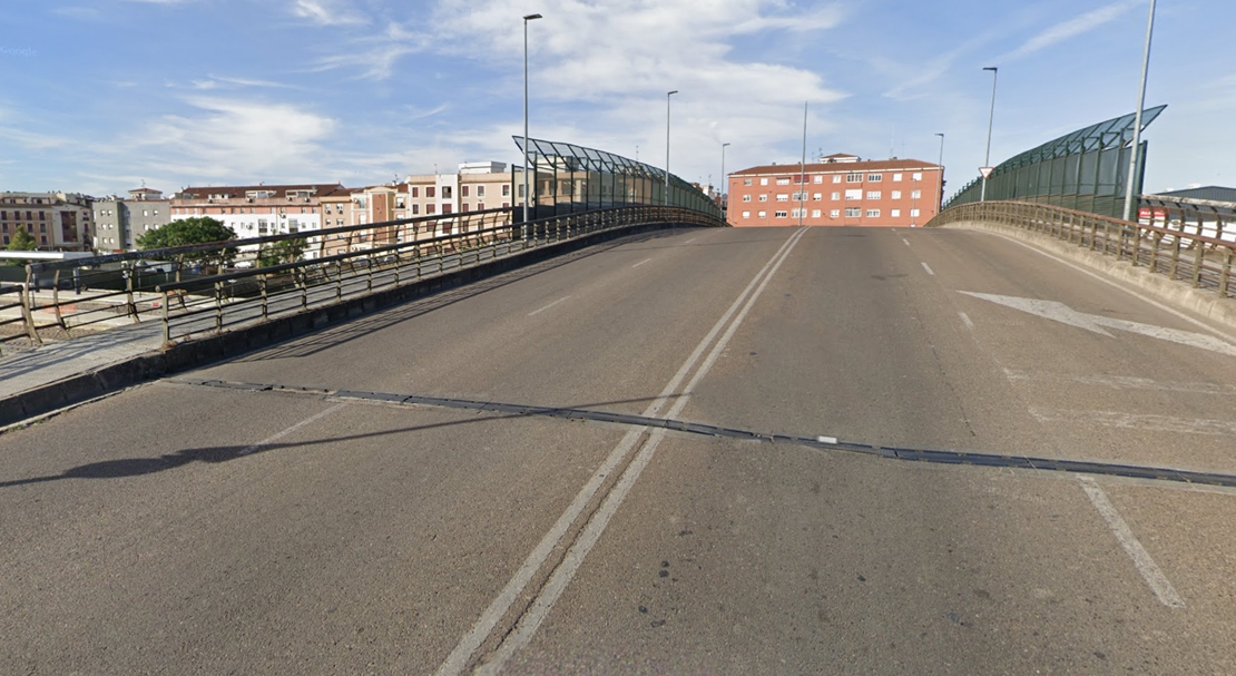 Recibe una puñalada tras ser abordado en un puente de Badajoz