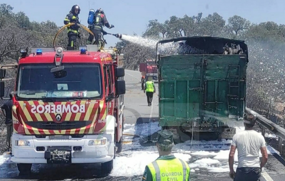 Arde un camión mientras circulaba por la EX-112