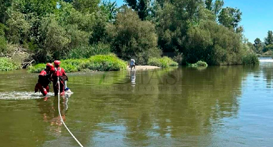 Rescatan a tres miembros de una familia atrapados en el río Guadiana