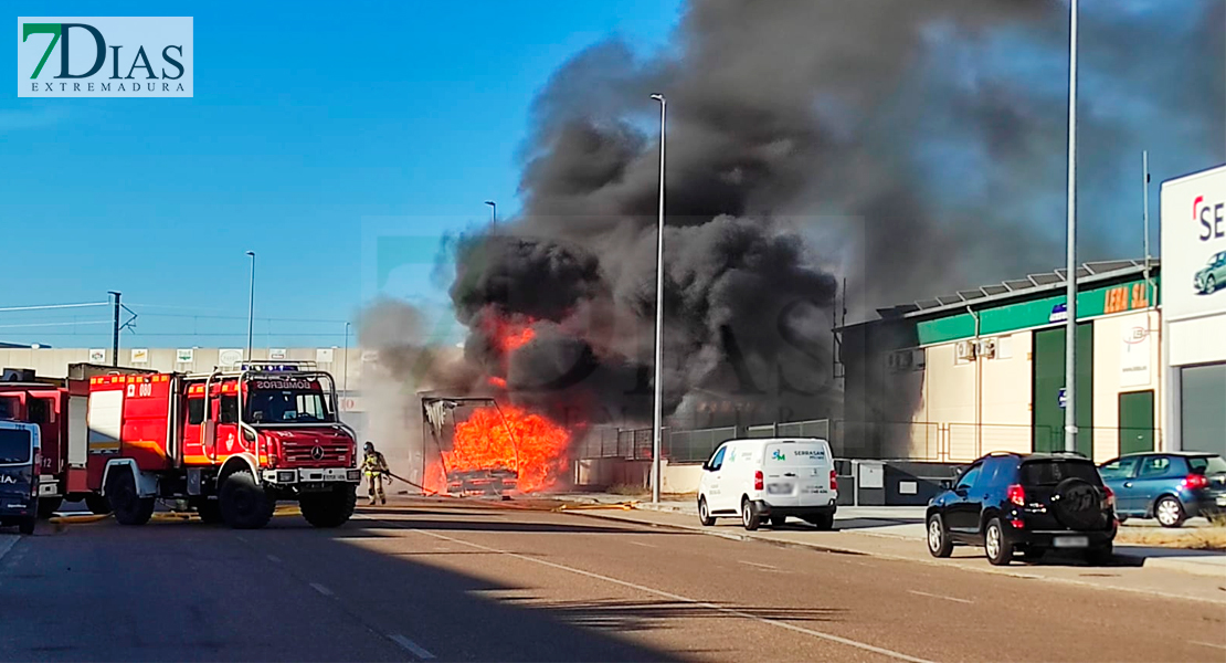 Movilizado todo el parque de Bomberos de Badajoz por un incendio en El Nevero