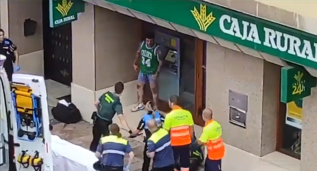 El vídeo de la brutal agresión a un guardia civil en plena calle