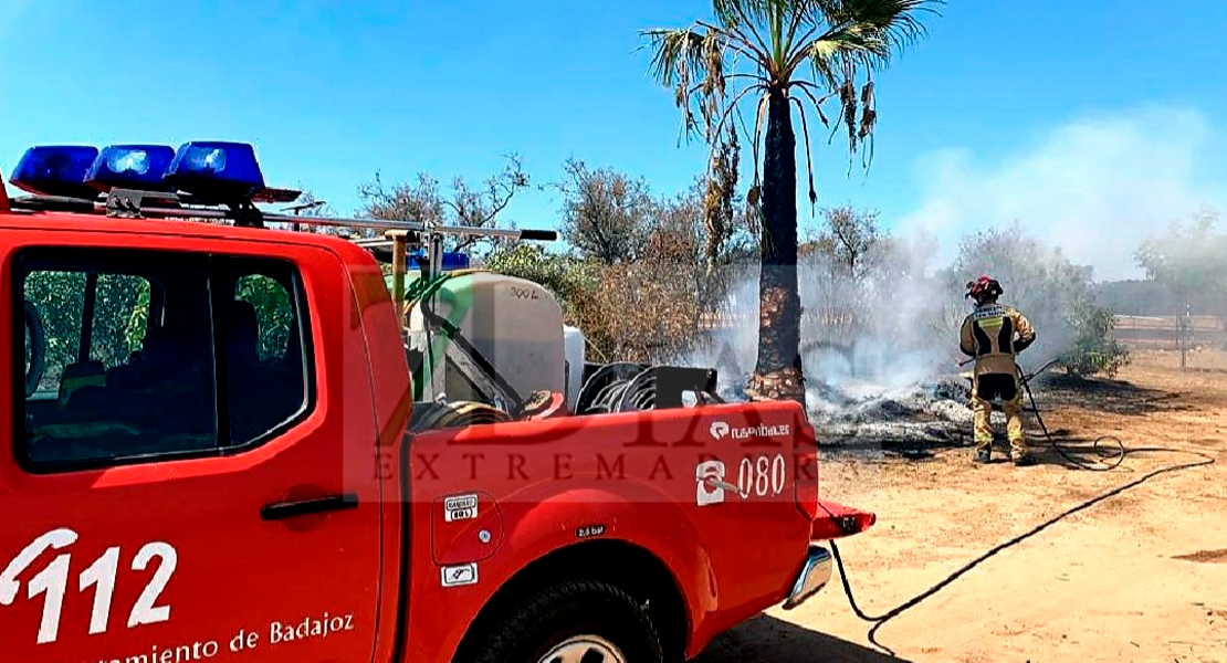 Amplio dispositivo para extinguir un incendio forestal en la N-523 (Badajoz)