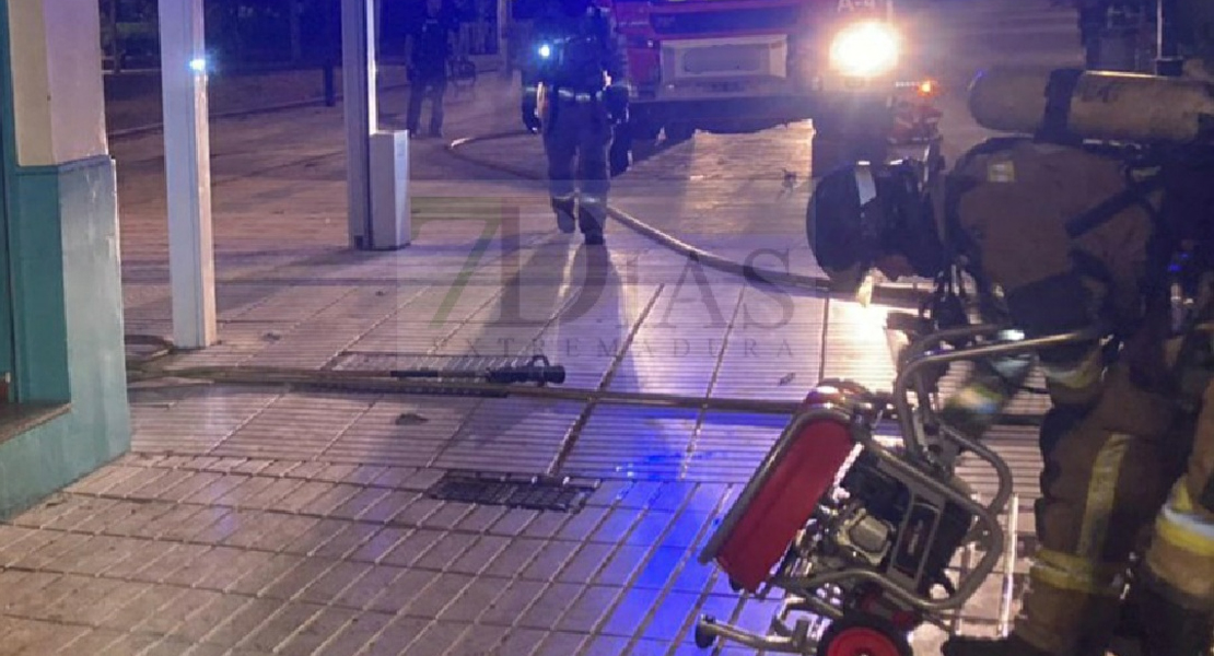 Incendio de madrugada en un establecimiento de hostelería en Valdepasillas