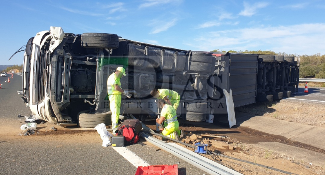 Un accidente con un tráiler corta la A-66 a la altura de Monesterio