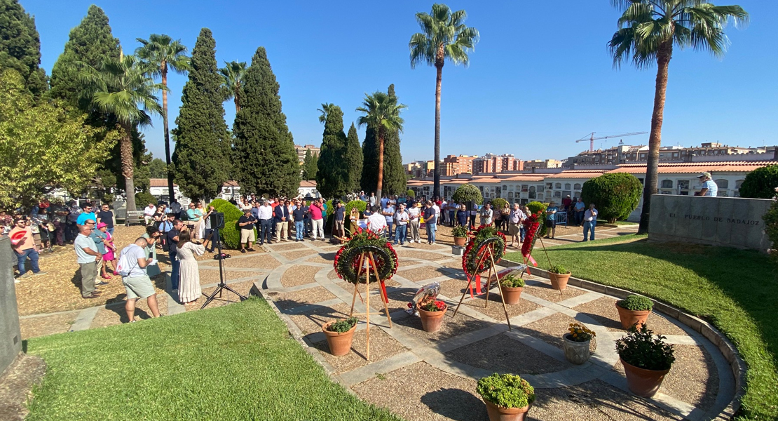 Homenajean a las víctimas del franquismo en el Cementerio Viejo de Badajoz