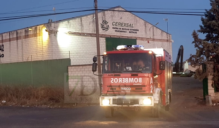 Varias horas para extinguir un incendio en una empresa de la carretera de Olivenza