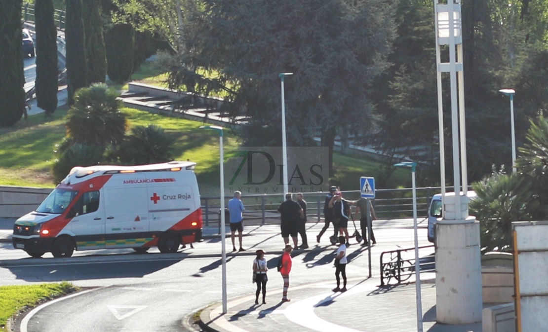 Accidente de patinete eléctrico en el Puente de la Autonomía: una joven de 18 años trasladada hasta el Universitario