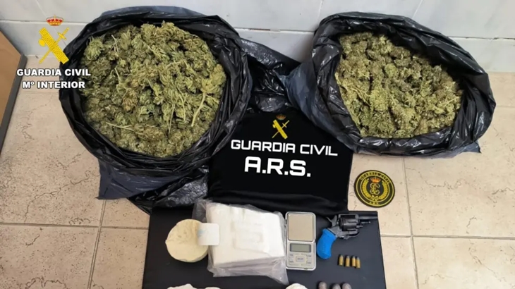 La Guardia Civil auxilia a una anciana y encuentran gran cantidad de droga y armas en su casa