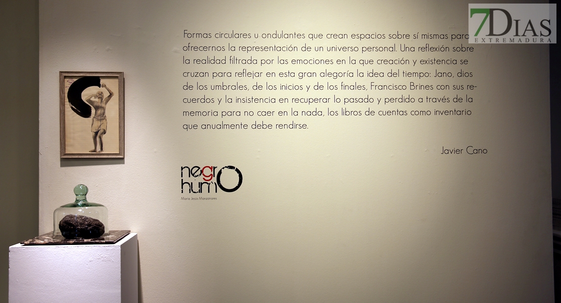 Una artista extremeña presenta Negro Humo, la nueva exposición de la Sala Vaquero Poblador