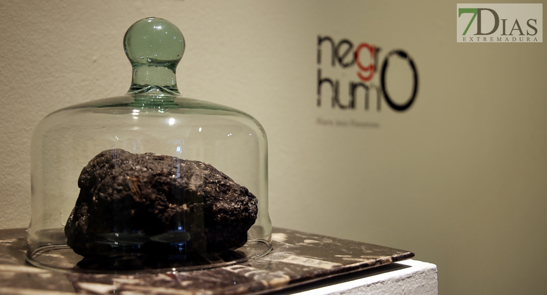 Una artista extremeña presenta Negro Humo, la nueva exposición de la Sala Vaquero Poblador