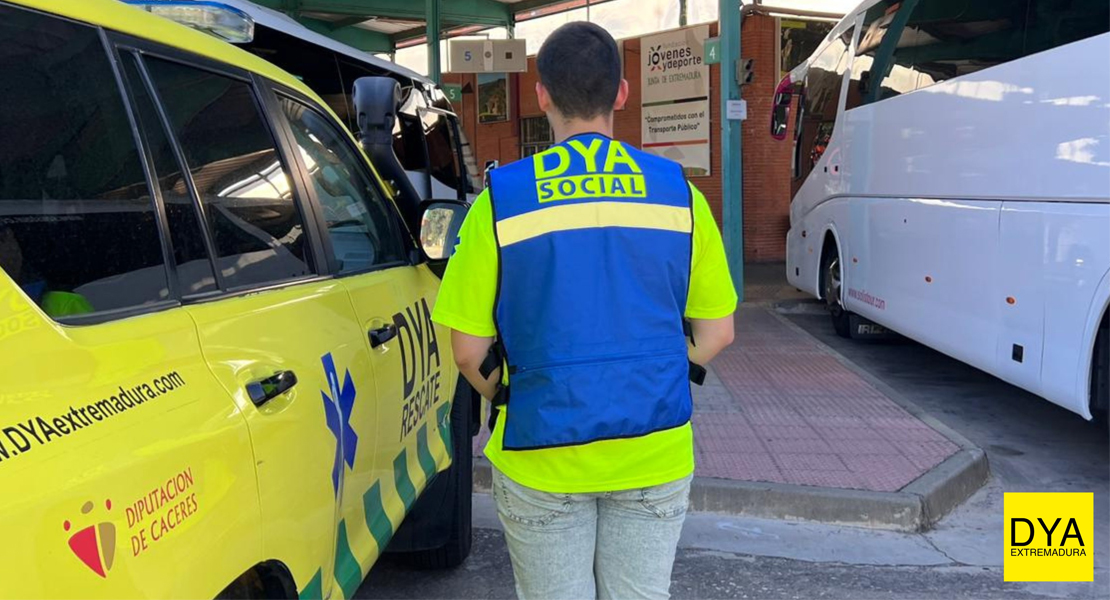 Entregan botellas de agua a las personas sin hogar en Cáceres