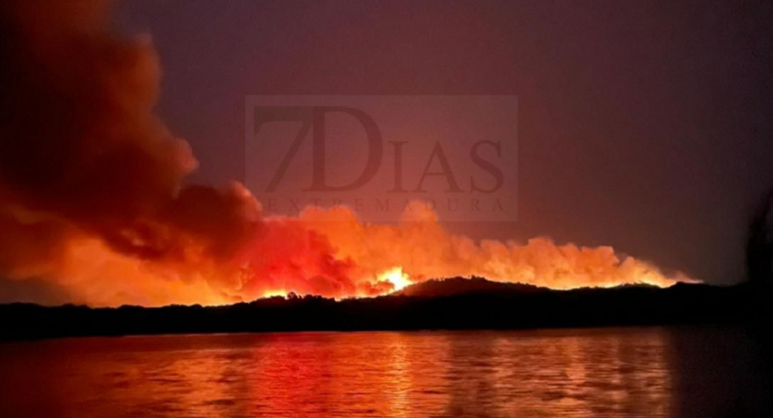 El incendio de Valencia de Alcántara empeora gravemente tras la madrugada