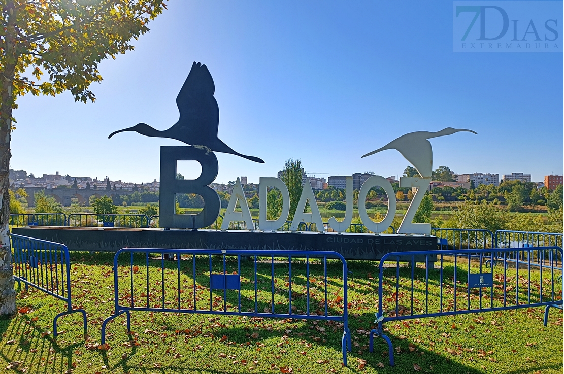 ¿Cuándo retirarán las vallas de las letras de BADAJOZ en el parque del Guadiana?