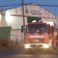 Varias horas para extinguir un incendio en una empresa de la carretera de Olivenza