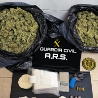 La Guardia Civil auxilia a una anciana y encuentran gran cantidad de droga y armas en su casa